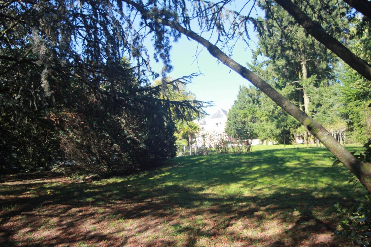 Chateau De La Chapelle Des Bois Fleurie Quarto foto